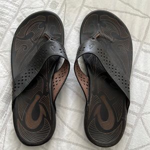 Black leather olukai flip flops. Worn once. Men’s 12.